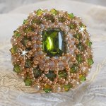 Bague Garden Party brodée avec un cabochon en cristal de bohème des années 1960 à laquelle s'ajoute des cristaux de Swarovski, perles nacrées, chatons et rocailles Dorées sur une bague Bronze